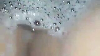 Teenie-Mädchen masturbiert in der Badewanne