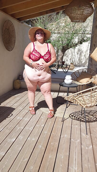 I show myself naked outside next to the pool