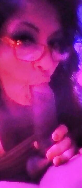 XRAQUELX 담배 피우며 자지 빨아먹는 게 너무 야해.
