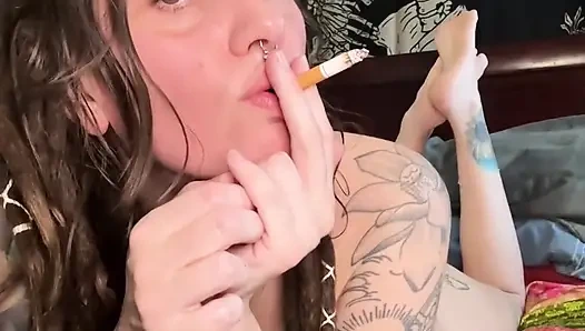 Cewek seksi ini lagi asik merokok sampai telan spermanya sampai menganga lebar