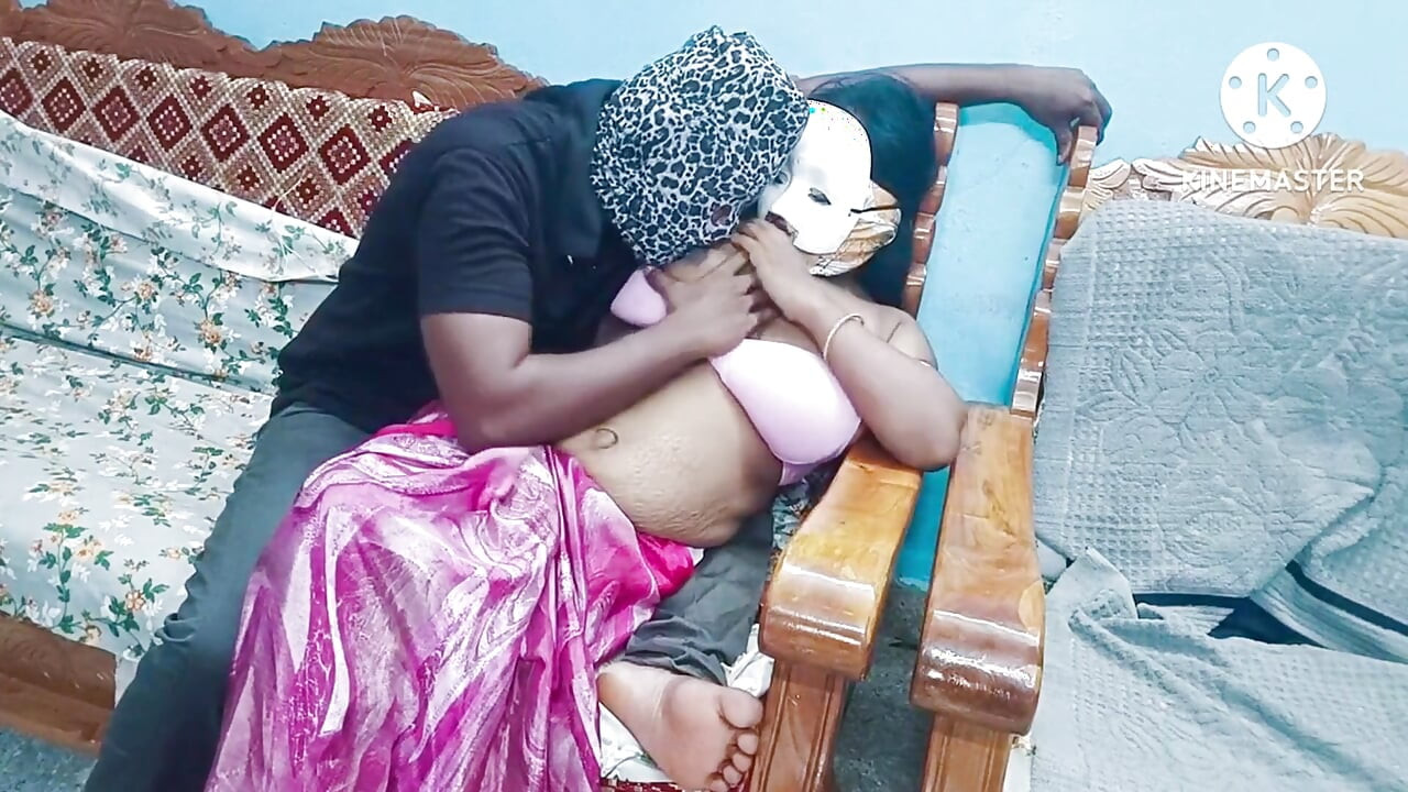 O amigo do meu marido despertou meu desejo mostrando a corrente de ouro e me fodeu - áudio erótico tamil completo.