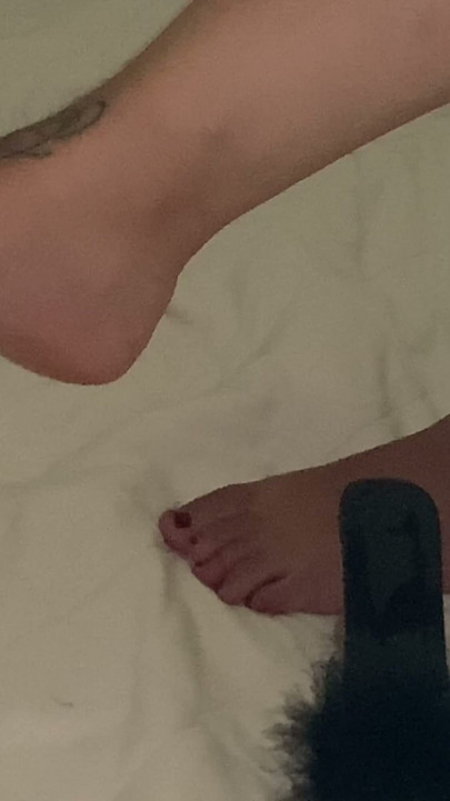 My fan wants to cum on cam and I make him cum licking my feet with red nail polish | Clip 1
