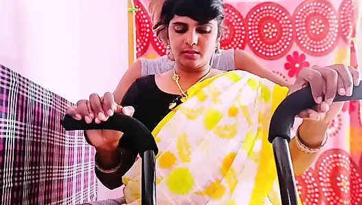 Hintli hizmetçi seksi. Güzel desi seksi sari hizmetçi ev sahiplerini büyük yarakla sikiyor. Telugu edepsizce konuşuyor.