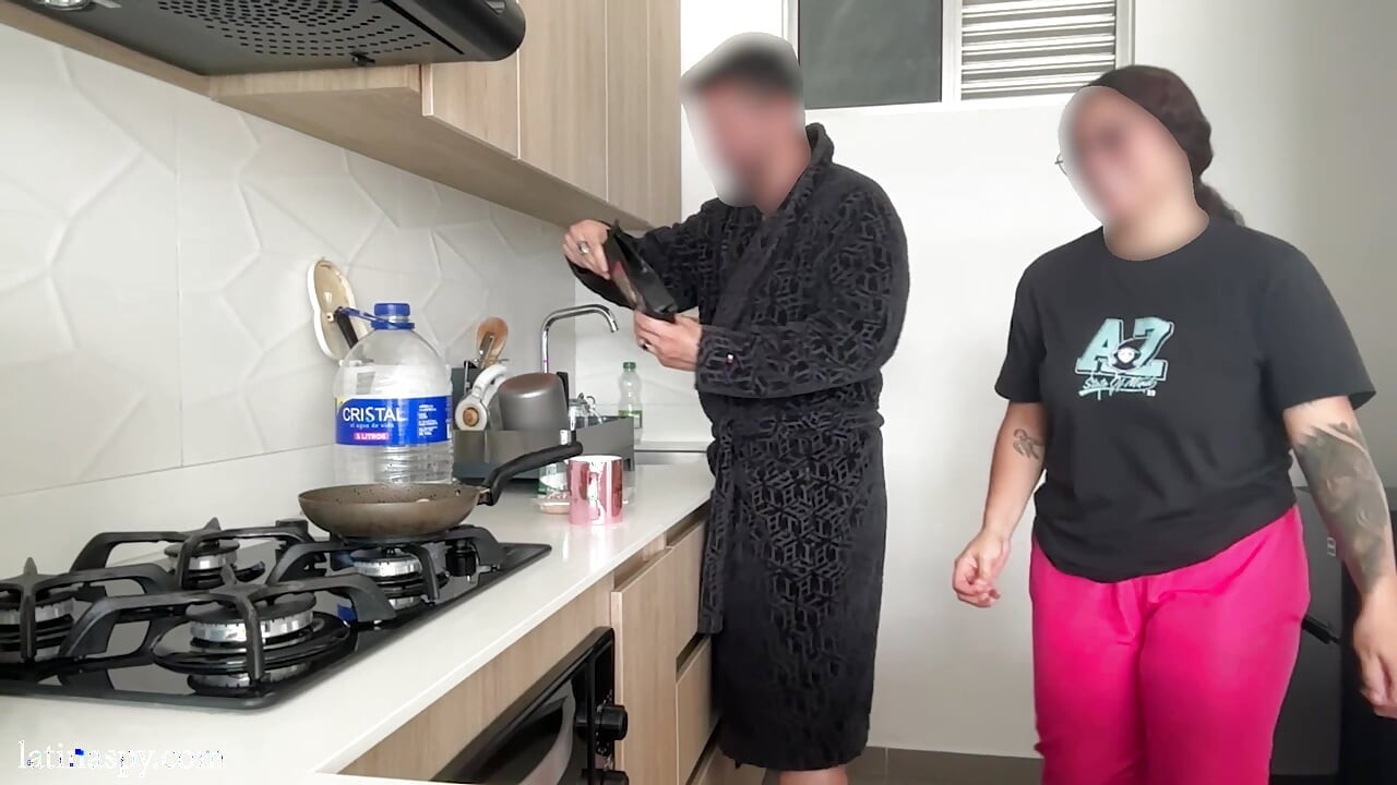 Cocina con tetas latinas parte 1