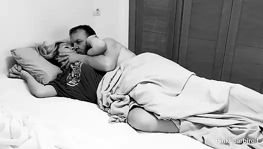 Shhh Возбужденная милфа в полночь пытается не издавать звук