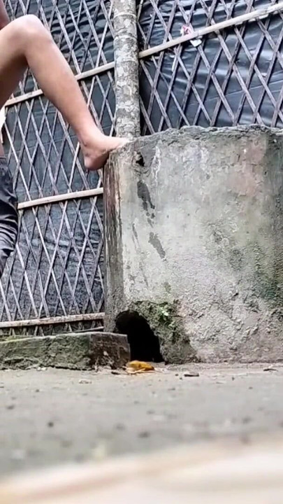 Zapanjujući trenutak iz filma "Indijska XXX žena jebana na otvorenom (službeni video Villagesex91)"