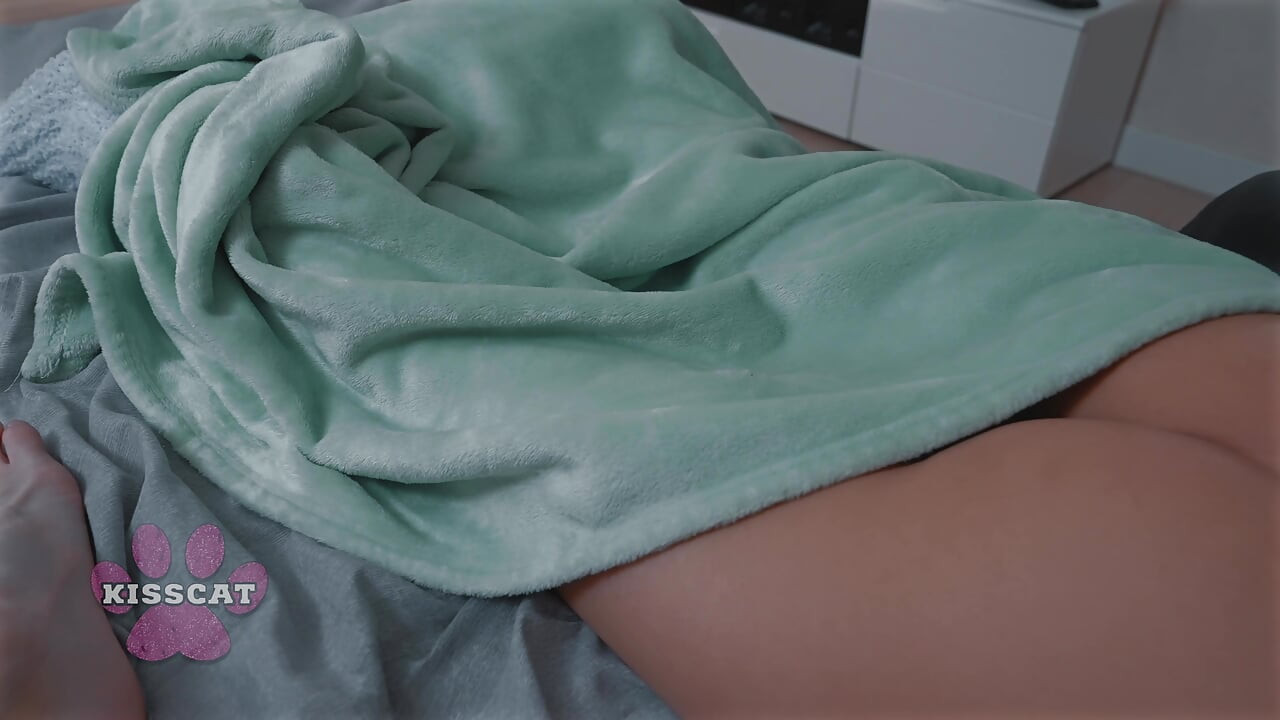 Posso Dividir Sua Cama Hoje à Noite? Esposa Pega o Colega de Quarto e Assume o Controle - MrCat e Asandra Dewy