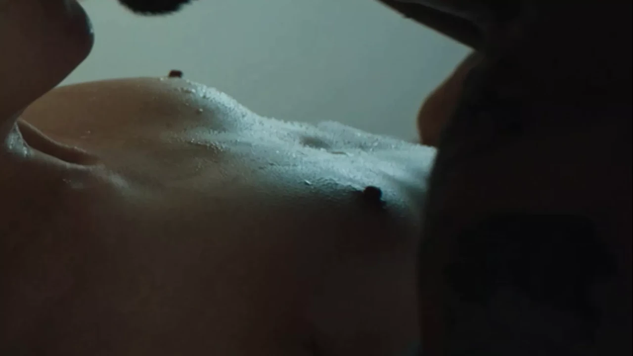 Margaret Qualley裸体阴户+奶子“像你恨我一样爱我”