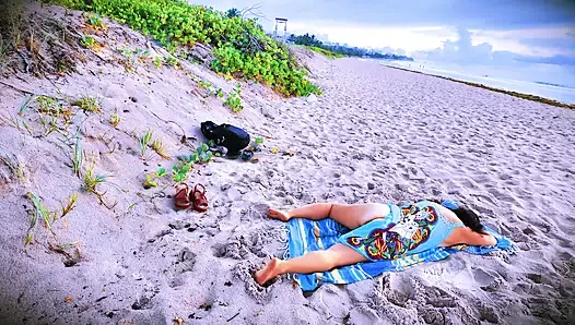Tiba-tiba ada orang asing yang menyeluruh dan mulai menyentuh memek berbuluku di pantai