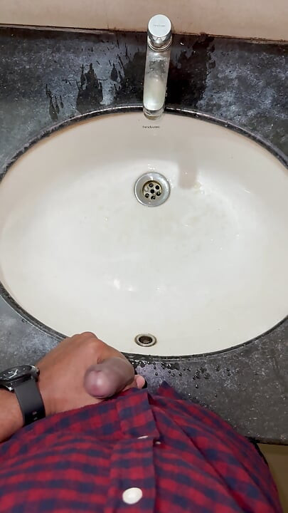 Indijski dečko pokazuje WC školjku i piša