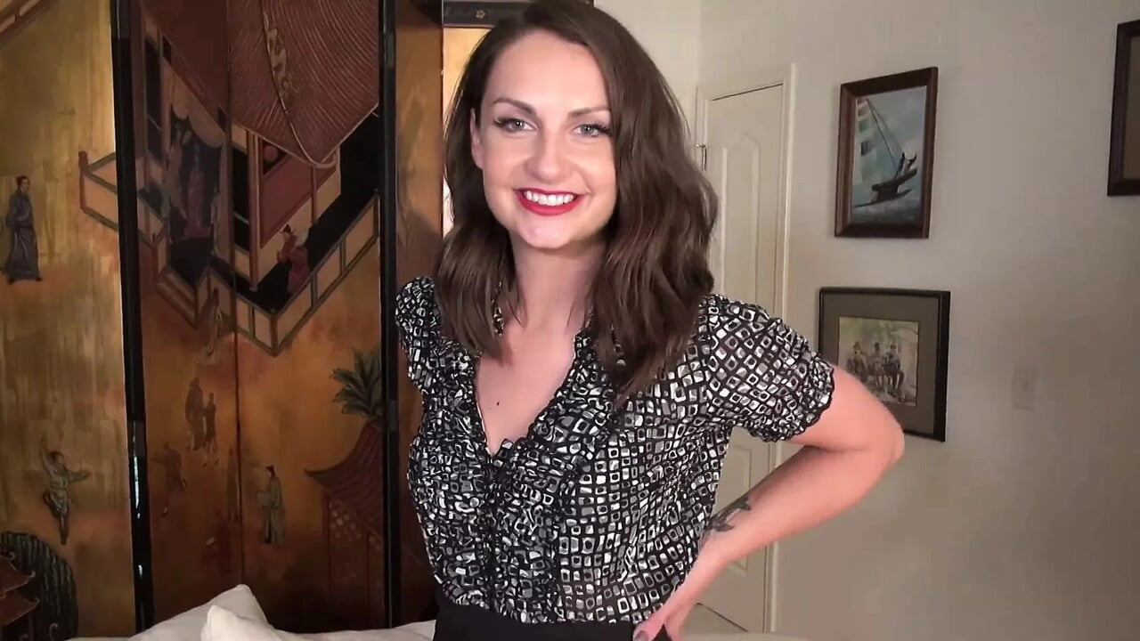Hot mom feeding her ass and pussy