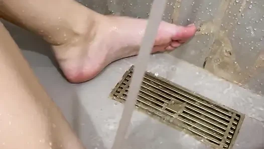 Ah, orgazm olana kadar su akıntısıyla mastürbasyon yapmayı çok seviyor