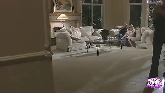 Красивая рыжая делает ее бойфренд чувственный минет перед страстным сексом.