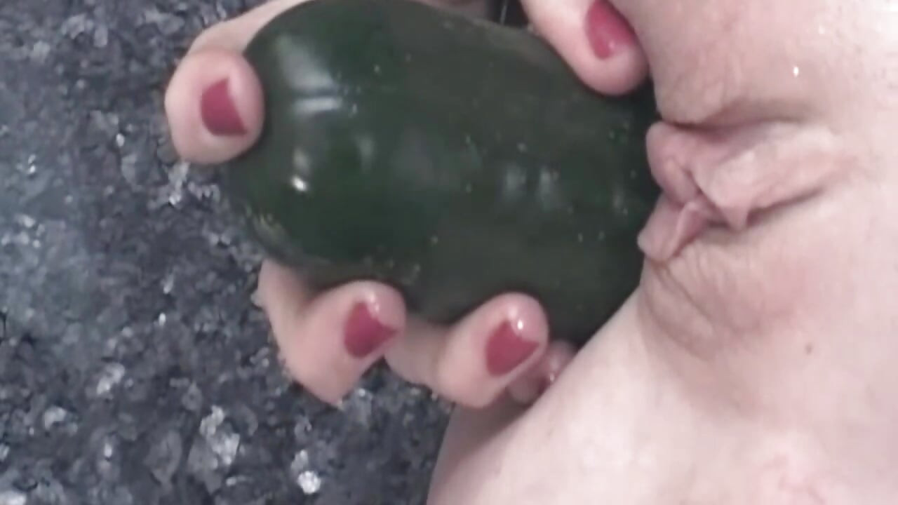 Olgun orta yaşlı seksi kadın büyük salatalıkyı deliklerine sokuyor