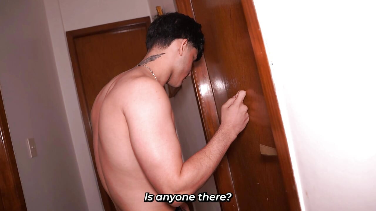 Roommate plays a prank on her and steals her towel - Big Jackson & Anto Magali
