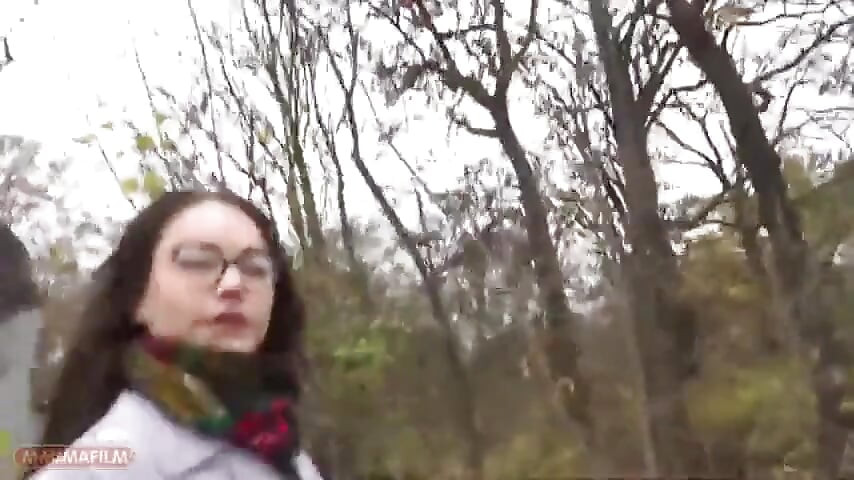 Prava Berlinska Djevojka s Naočalama i Seksi Tijelom
