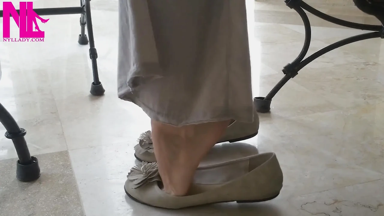 Ballet Flats Shoeplaying on Barefoot