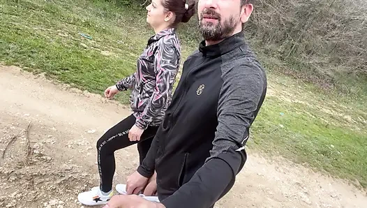 MILF anal im wald - riskanter outdoor-creampie mit geiler reifer schlampe