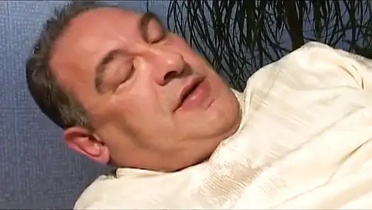 Bir sarışın yaşlı ama her zaman sapık Roberto Malone'a sulu bir sakso çekiyor