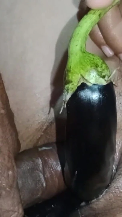 Momento memorável de "Sexy esposa trio tenta grande vegetal e pau grande no buraco da buceta grande"