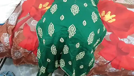 Hintli baldız seksi vücudunu göstererek bedava kıyafet alıyor