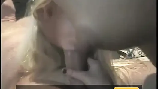 Langhaarige blonde schönheit gibt blowjob, bis hengst kommt