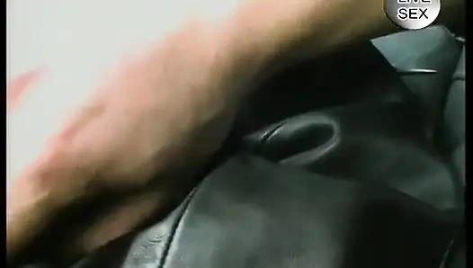 Chubby MILF whore satisfy her pussy in car