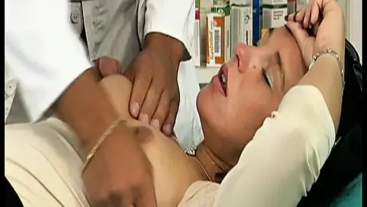 Brünette deutsche MILF mit naturals wird in retro geteilt