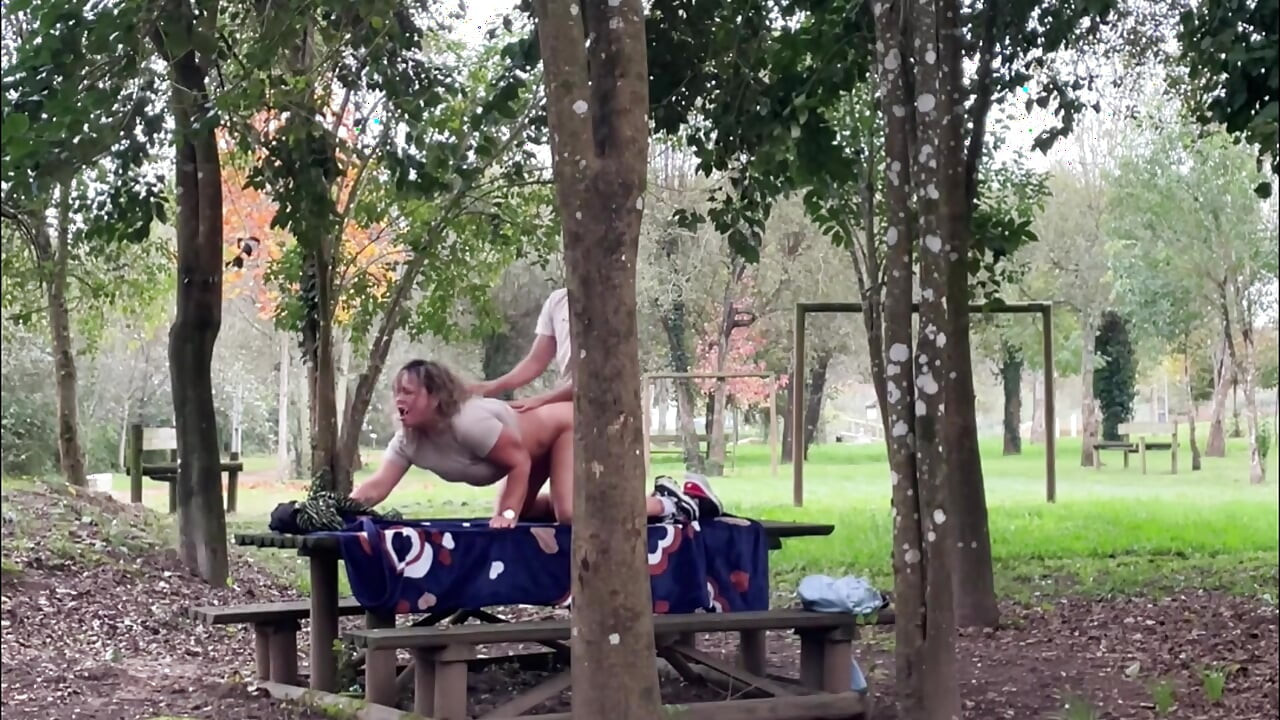 Stiefmoeder wordt betrapt op seks buitenshuis