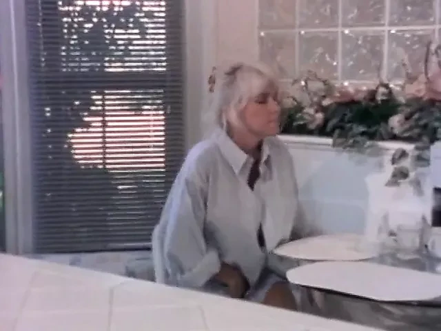 Prsata milfa jebe svoje dečak-igračke