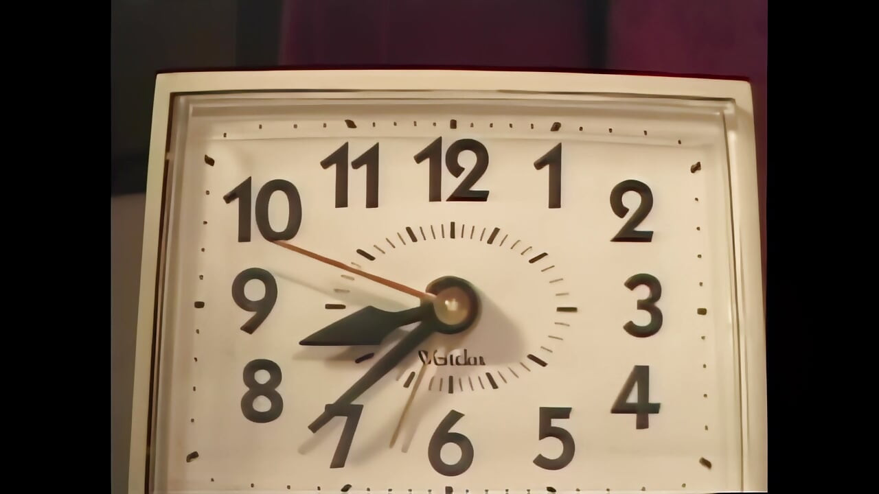 Genç Ve Güzel Bir Esmer Büyük Olgun Bir Penis Tarafından Sert Sikildi