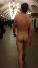 Meztelenül a metróban