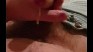 Holender strzela grubą białą spermą po szarpnięciu się