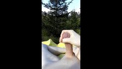 Noorse man masturbeert in de bossen van Noorwegen