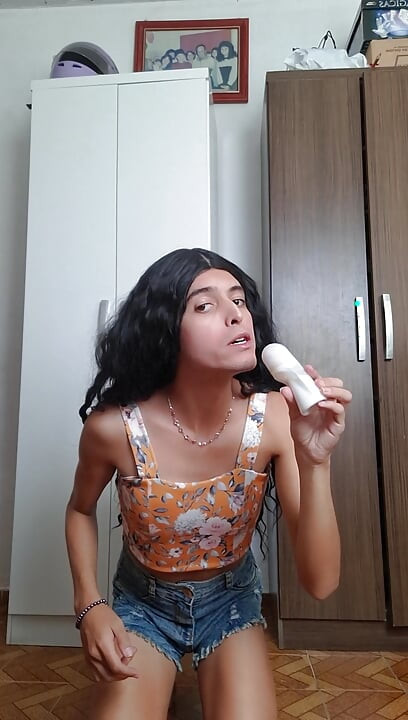 Petite shemale shows her feet and sucks on deodorant