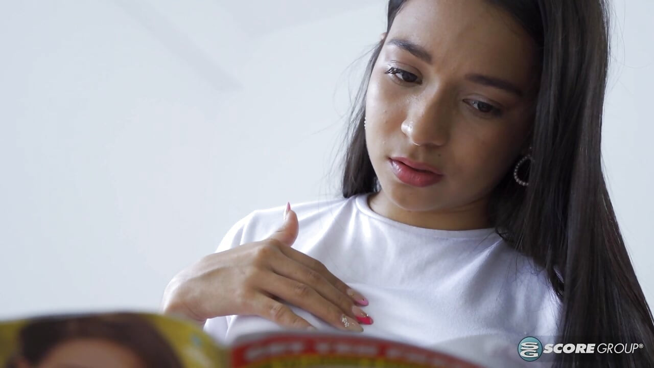 Emma Anturin je mršava kolumbijska tinejdžerka koja čita porno