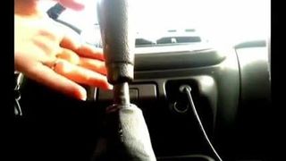 Plaisir anal dans la voiture