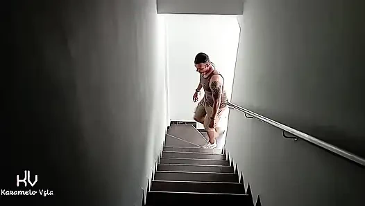 Мой сосед пришел за водой и дал мне его огромный эрегальный член мне в рот и опустил его сперму в мой анус