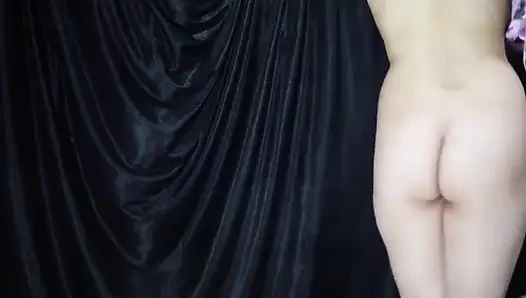 Endonezya pornosu net bir kız eğleniyorken yeni saten elbisesini deniyor