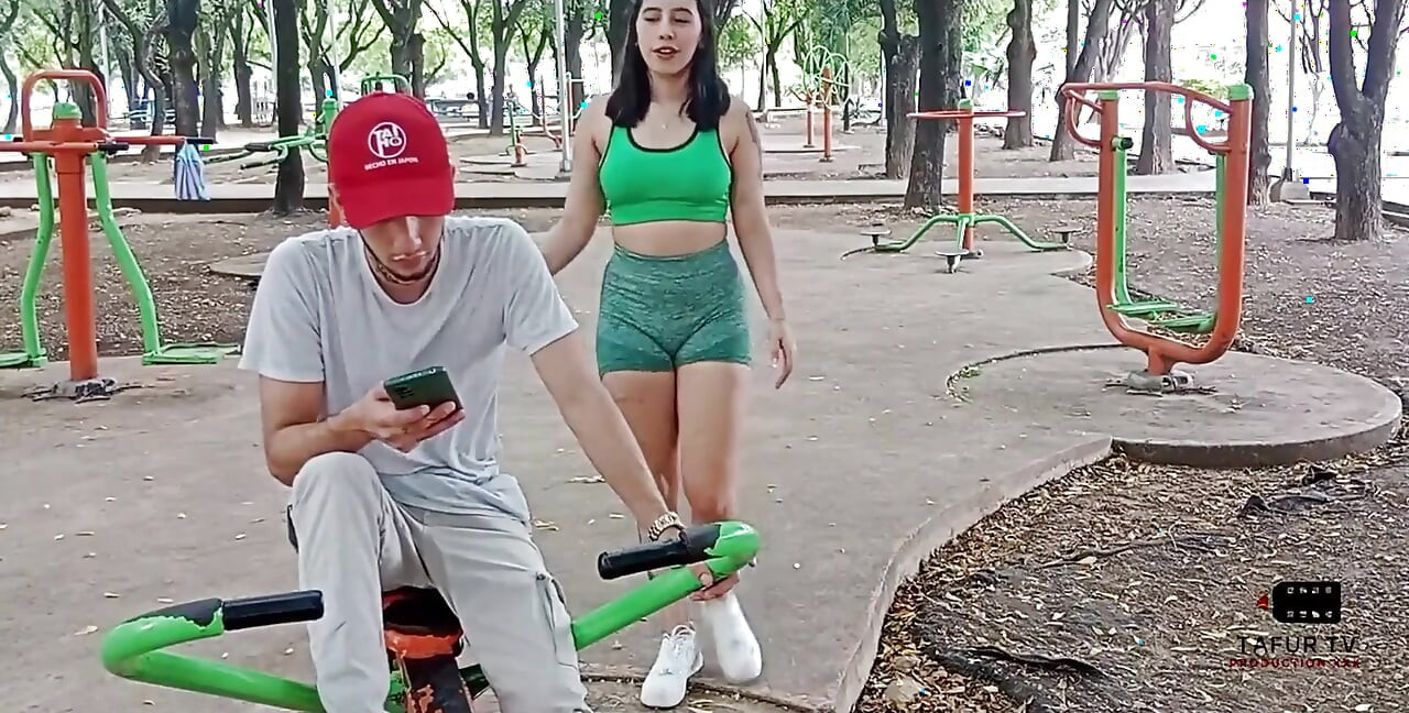 Seduto a mi vecino en el parque, y le doy dinero para follar mi coño muy bien preñada en la boca, historia completa