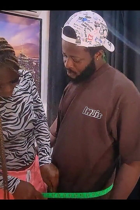 Seksi Krojačica Pruža Dodatnu Ljubav Svom Klijentu