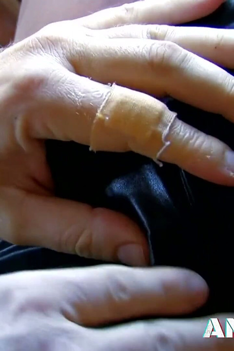 Negra gata Dee Jones recebe porra na boca depois de uma cavalgada selvagem de vaqueira