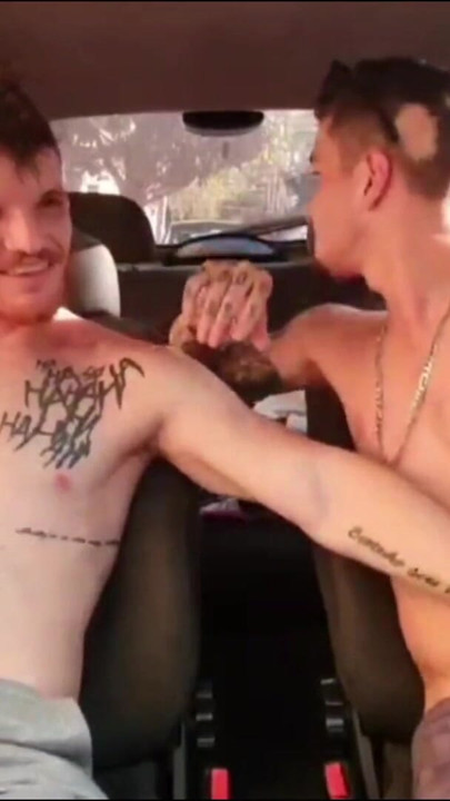 ダウンタウン・サンプティオの車の中で二人の異性愛者がキスしている |クリップ1
