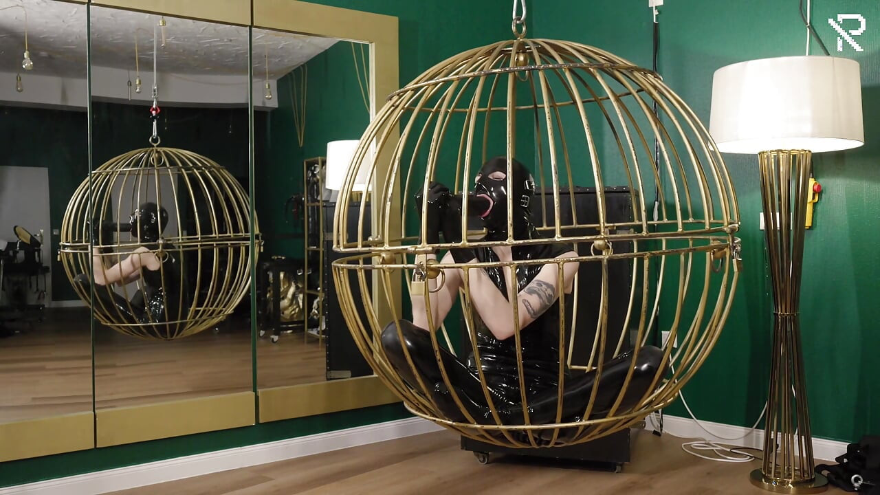 Masturbation in einem goldenen vogelkäfig
