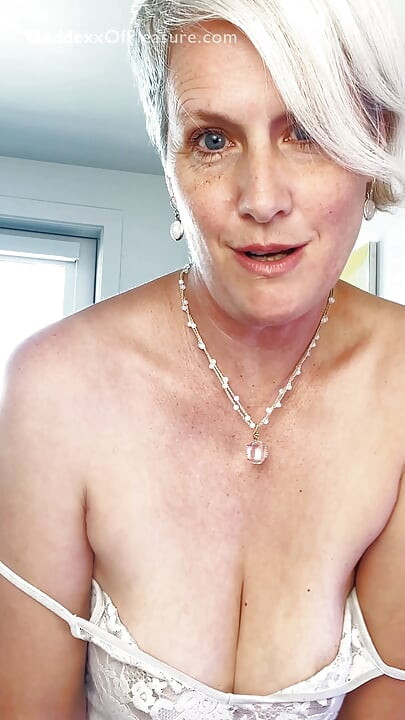 Milf gaf haar baas een joi om te helpen met zijn werkproblemen