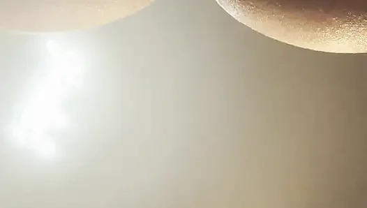 Sürtük tamircinin yarağını alıyor ve kocası yokken onu parmaklıyor