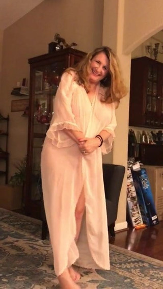 Nonna Snowbunni mostra il suo corpo sexy