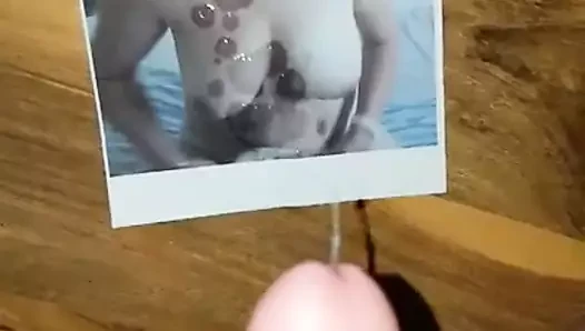 aşk var göğüsler