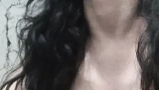 Haariges Mädchen masturbiert