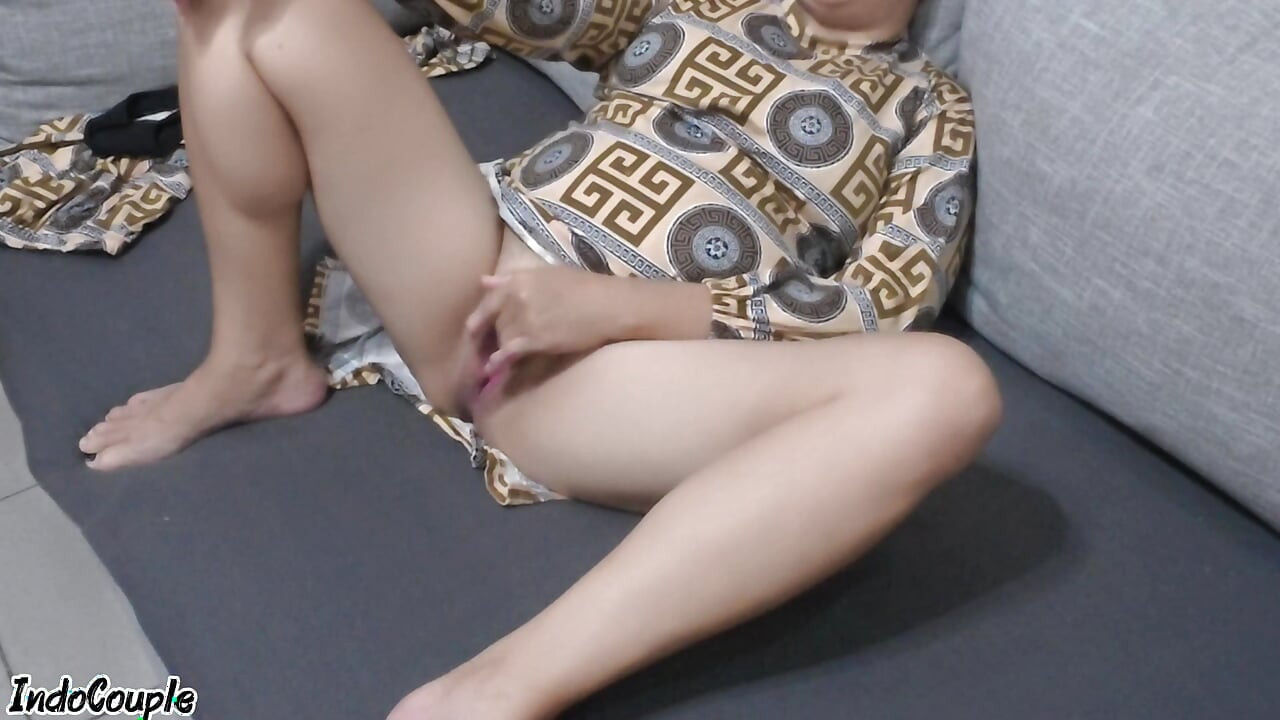 繼姊在我客廳插電幫她滿足